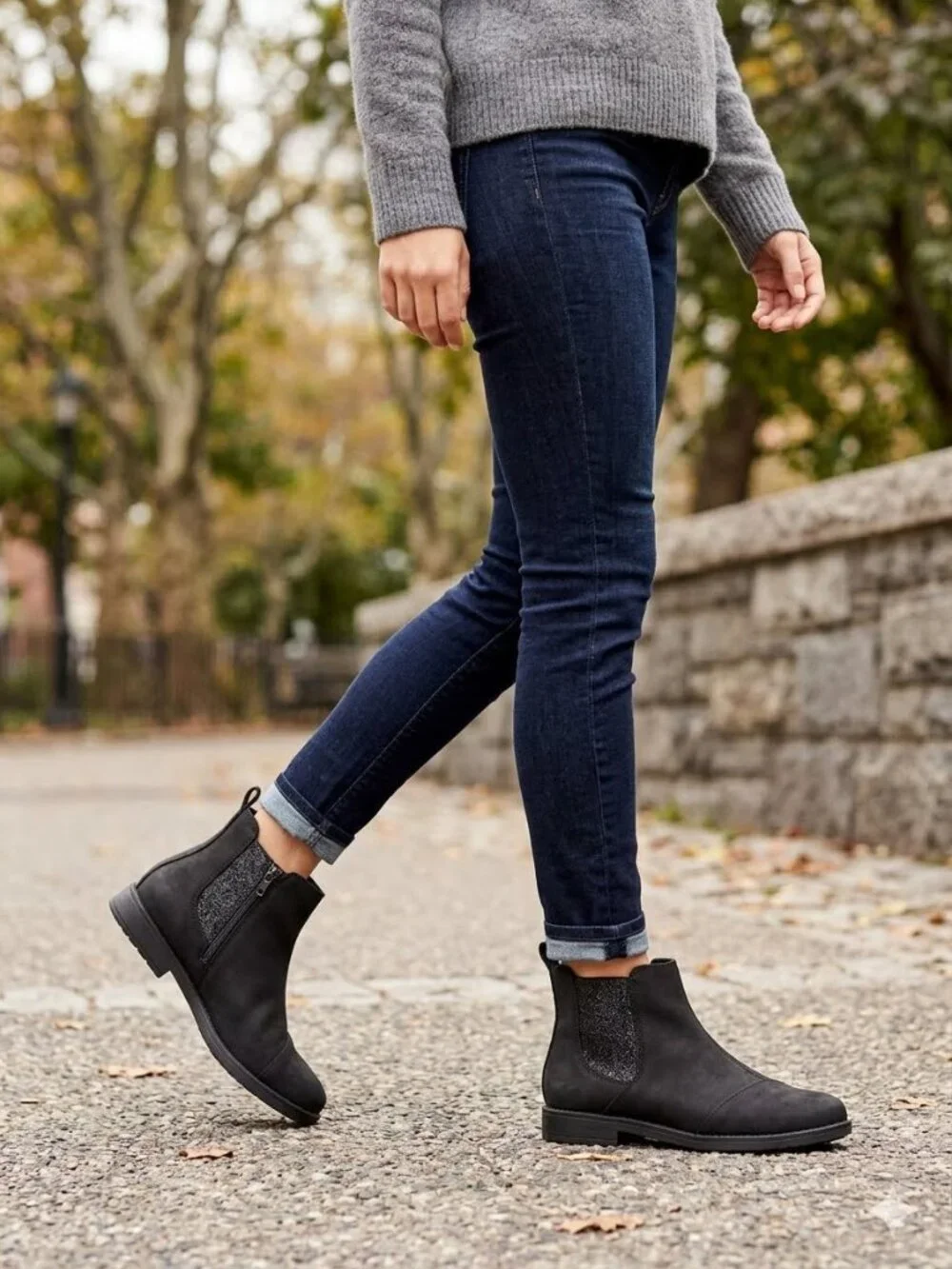 NIB TOMS Youth Charlie Black Matt PU Nubuck Chelsea Ankle Boots - Size 4 NWT